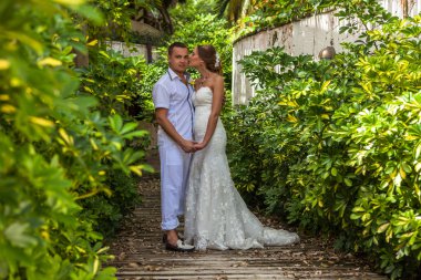 Gelin ve damat birlikte bahçede