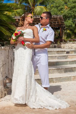 Palmiye ağaçları arka plan üzerinde genç Çift