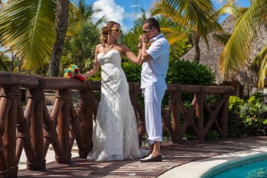 Palmiye ağaçları arka plan üzerinde genç Çift