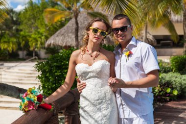 Palmiye ağaçları arka plan üzerinde genç Çift