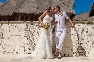 plaj çift romantik seyahat yürüyüş.