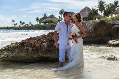 plaj çift romantik seyahat yürüyüş