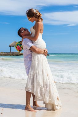 adam kız ellerinde tutar. okyanus plaj