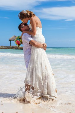 adam kız ellerinde tutar. okyanus plaj