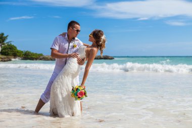 plaj çift romantik seyahat yürüyüş