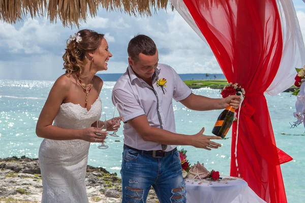 Young loving couple wedding in gazebo — Stock Photo, Image