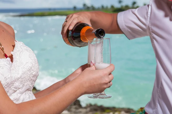 Casamento de casal amoroso jovem em gazebo — Fotografia de Stock