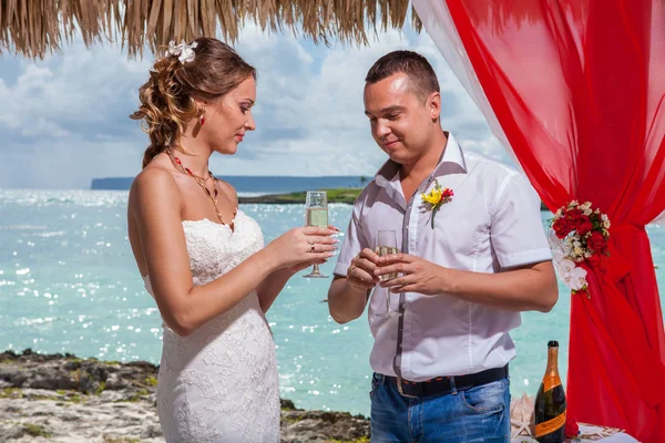 Young loving couple wedding in gazebo — Stock Photo, Image