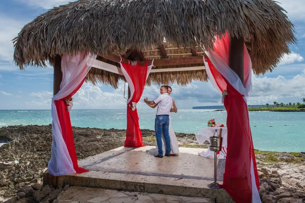 Young loving couple wedding in gazebo — Stock Photo, Image