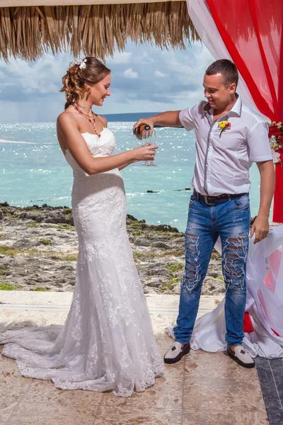 Young loving couple wedding in gazebo — Stock Photo, Image