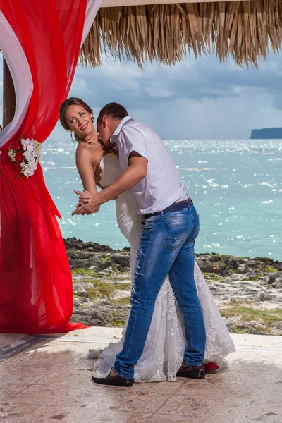 Joven pareja amorosa boda en gazebo —  Fotos de Stock