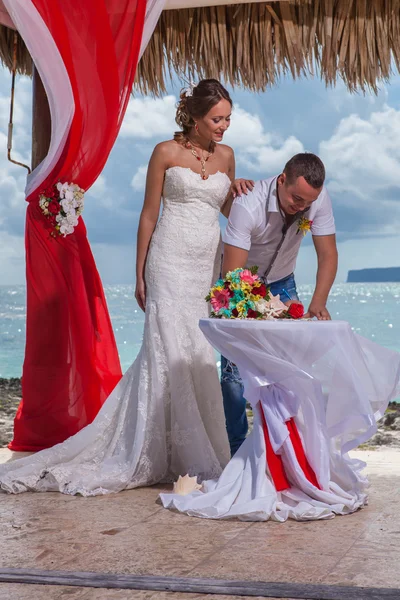 Young loving couple wedding in gazebo — Stock Photo, Image