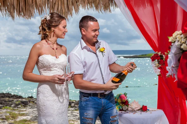 Young loving couple wedding in gazebo — Stock Photo, Image