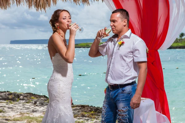 Joven pareja amorosa boda en gazebo — Foto de Stock