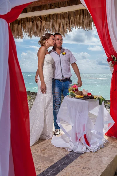 Jeune couple amoureux mariage dans gazebo — Photo