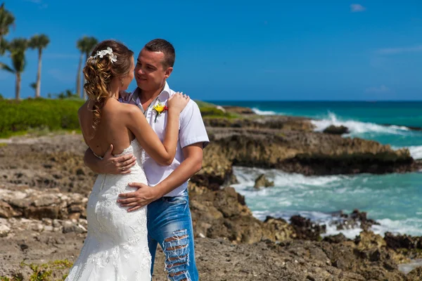 Playa pareja caminando en romántico viaje . — Foto de Stock