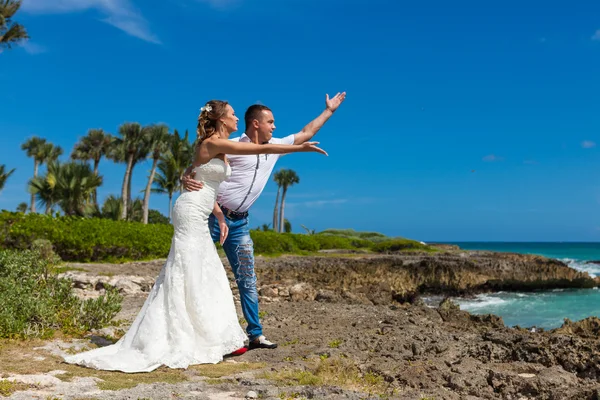 Strandpaar wirft Münzen ins Meer — Stockfoto