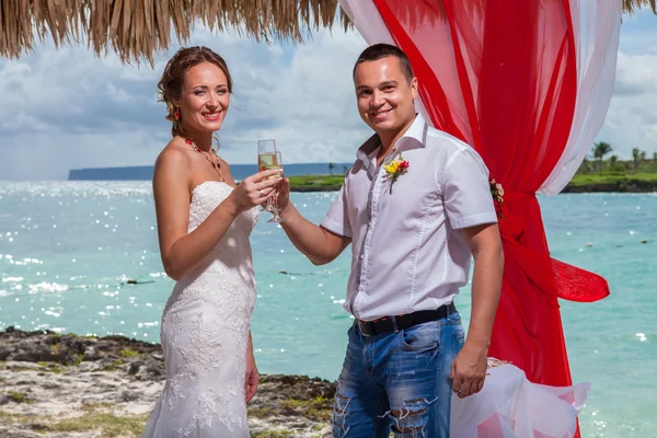 Junges Liebespaar heiratet in Gartenlaube — Stockfoto