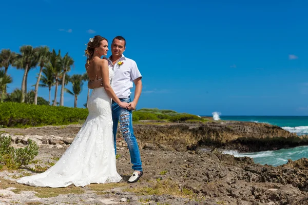 Playa pareja caminando en romántico viaje . — Foto de Stock