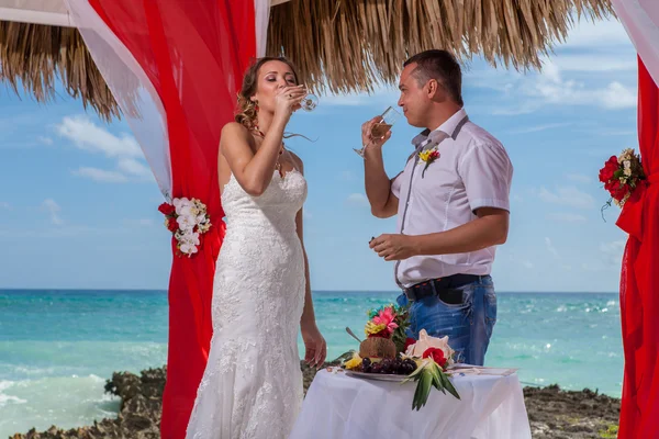 Unga älskande par bröllop i lusthuset — Stockfoto