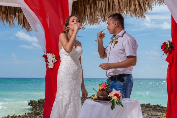 Junges Liebespaar heiratet in Gartenlaube — Stockfoto