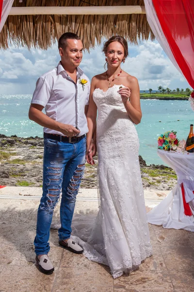 Junges Liebespaar heiratet in Gartenlaube — Stockfoto