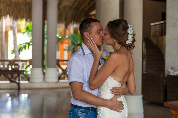 Casal andando em viagens românticas — Fotografia de Stock