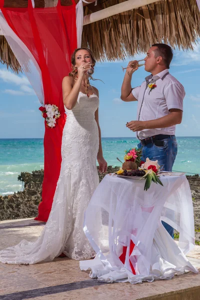 Junges Liebespaar heiratet in Gartenlaube — Stockfoto