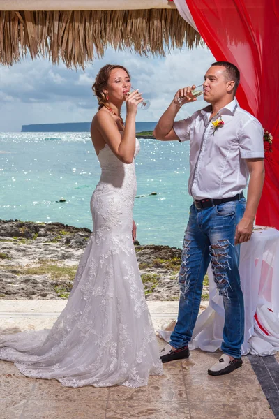 Joven pareja amorosa boda en gazebo — Foto de Stock