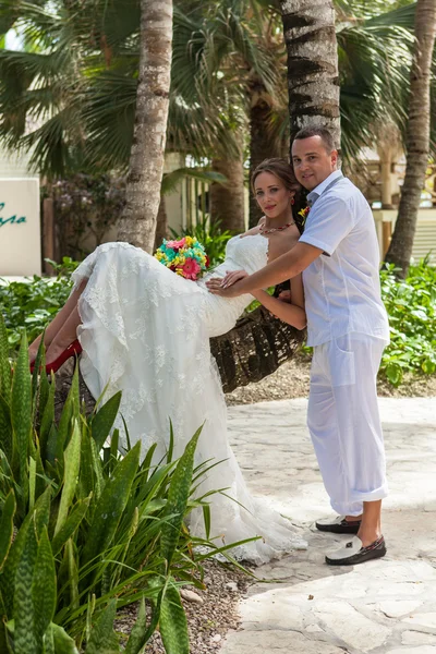 Young couple on the background of palm trees — Stock Photo, Image