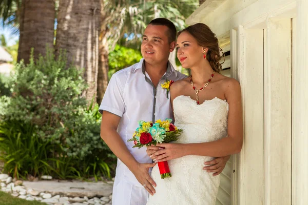 Playa pareja caminando en romántico viaje . — Foto de Stock