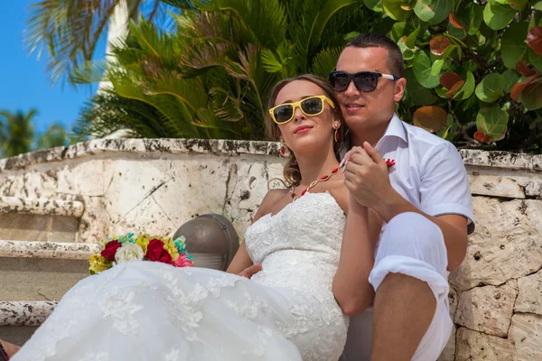 Novia y novio sentados en las escaleras — Foto de Stock