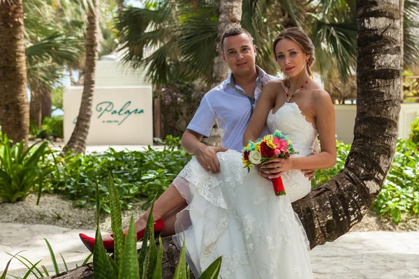 Young couple on the background of palm trees — Stock Photo, Image