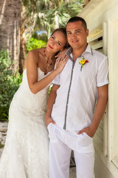 Playa pareja caminando en romántico viaje . — Foto de Stock