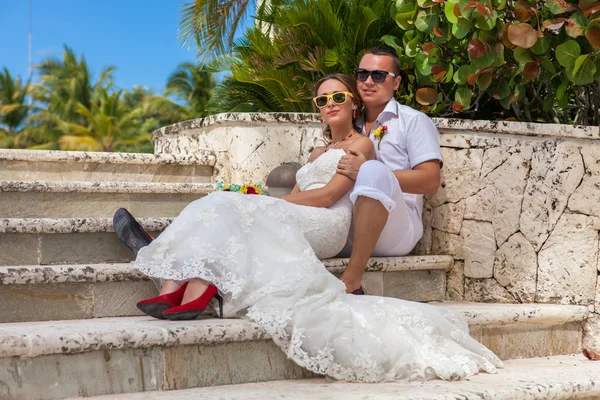 Novia y novio sentados en las escaleras — Foto de Stock