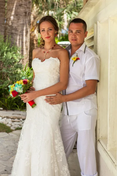 Playa pareja caminando en romántico viaje . — Foto de Stock