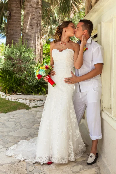 Playa pareja caminando en romántico viaje . — Foto de Stock