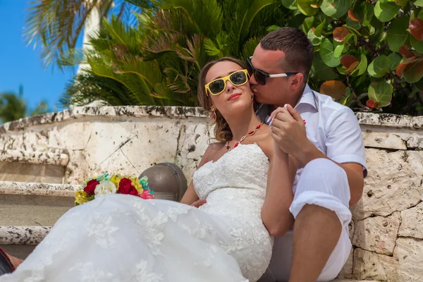Braut und Bräutigam auf den Stufen — Stockfoto