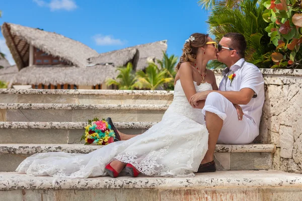 Novia y novio sentados en las escaleras — Foto de Stock