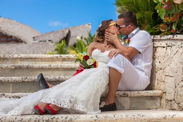 Novia y novio sentados en las escaleras — Foto de Stock