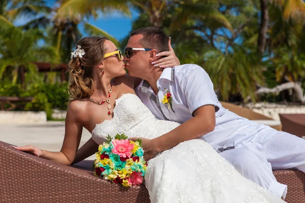 Marido y mujer relajándose en tumbonas en la playa — Foto de Stock