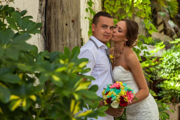 Mariée et marié dans le jardin ensemble — Photo