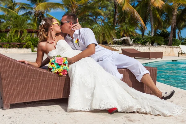 Marido e mulher relaxando em espreguiçadeiras na praia — Fotografia de Stock