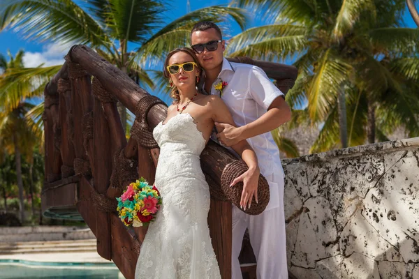 Pareja joven en el fondo de palmeras — Foto de Stock