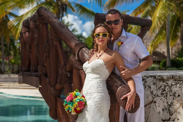 Young couple on the background of palm trees — Stock Photo, Image