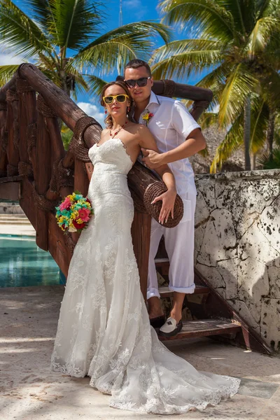 Pareja joven en el fondo de palmeras — Foto de Stock