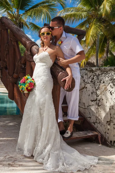 Pareja joven en el fondo de palmeras — Foto de Stock