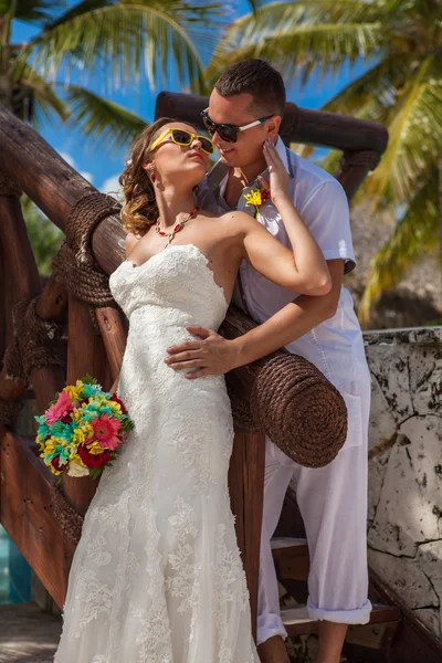 Jeune couple sur fond de palmiers — Photo