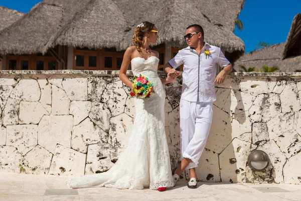 Spiaggia coppia a piedi sul viaggio romantico . — Foto Stock