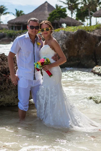 Spiaggia coppia a piedi sul viaggio romantico — Foto Stock